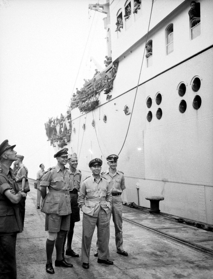 Generaal D.C. Buurman van Vreeden, kolonel E. Engles en andere officieren) zij…, Bestanddeelnr 10190