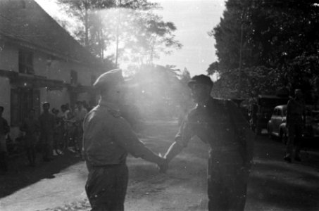Generaal Kruls schudt de hand van een militair, Bestanddeelnr 5056