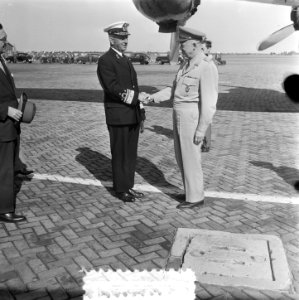 Generaal Eisenhower landde met zijn Constellation 'Colombine' op vliegbasis Gilz, Bestanddeelnr 905-1201