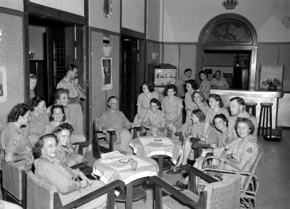 Generaal HJ Kruls temidden van leden het Vrouwen Hulpkorps (KL), Bestanddeelnr 11325