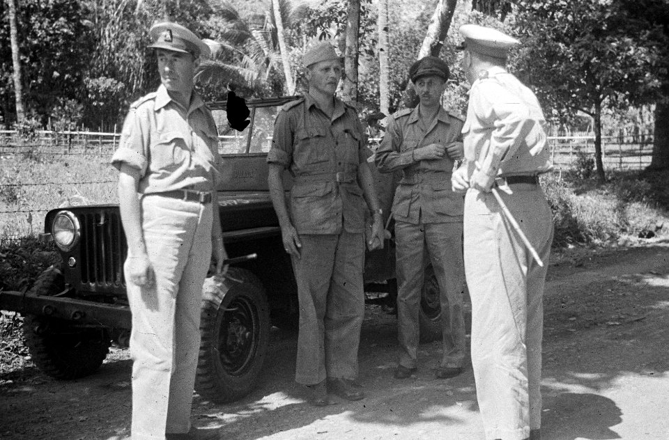 Generaal H.J.J.W. Dürst Britt (links) tijdens de inspectie met in zijn gezelscha, Bestanddeelnr 1137