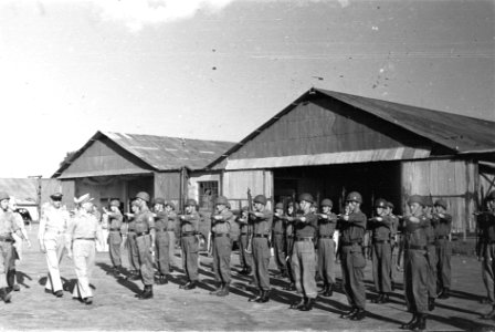 Generaal Kruls inspecteert een erewacht, Bestanddeelnr 4196