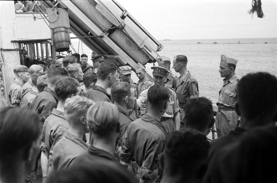Generaal H.J.J.W. Dürst Britt (rechts) inspecteert de manschappen, Bestanddeelnr 91-3-3