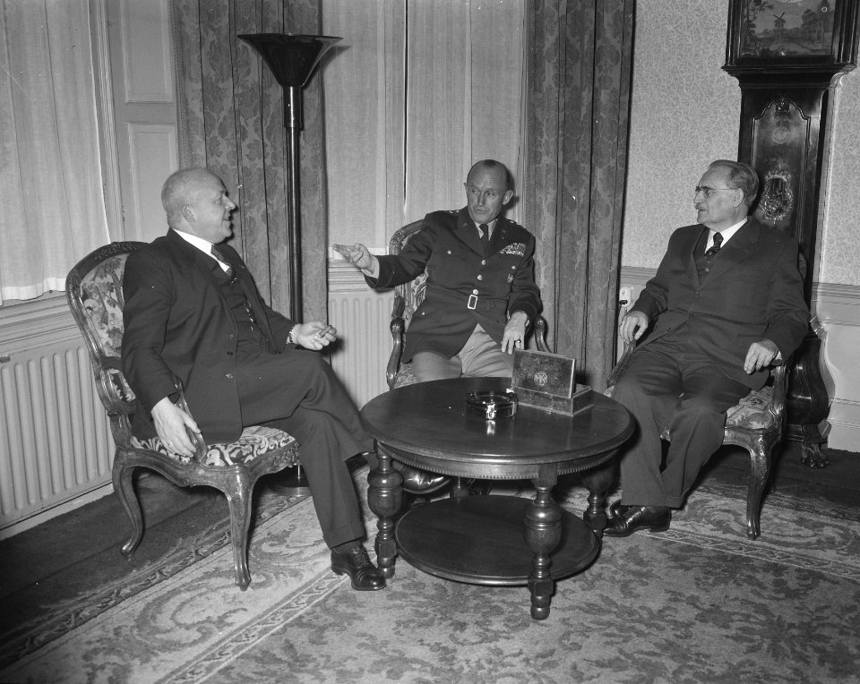 Generaal Gruenther bezoekt dr Drees Van links naar rechts Ir C Staf , Gener, Bestanddeelnr 908-1506