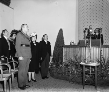 Generaal Foulkes te Wageningen. Begroeting Generaal Kruls . Tijdens spelen volks, Bestanddeelnr 902-7273