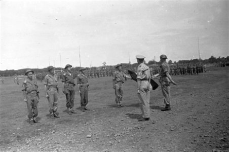 Generaal H.J.J.W. Dürst Britt, commandant van de 7 December Divisie, neemt de e…, Bestanddeelnr 111-2-4