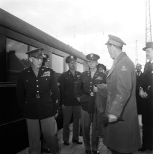 Generaal Eisenhower wordt op een station ontvangen door Prins Bernhard, Bestanddeelnr 900-8925