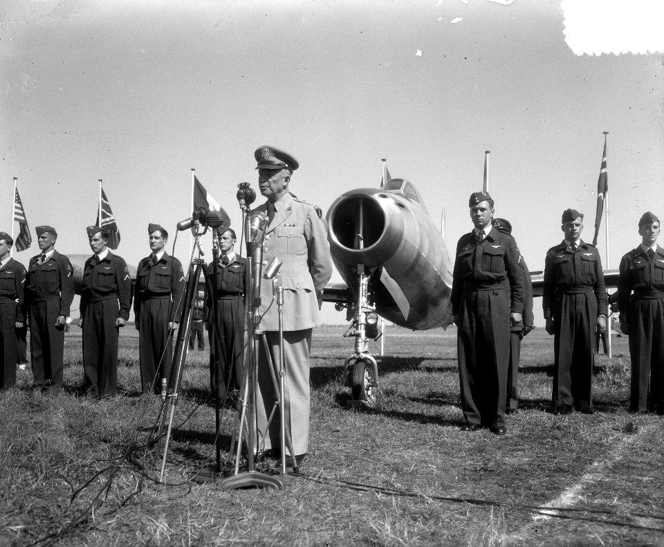 Generaal Eisenhower woonde de tweede dag van de Internationale Luchtvaartschow o, Bestanddeelnr 904-7070
