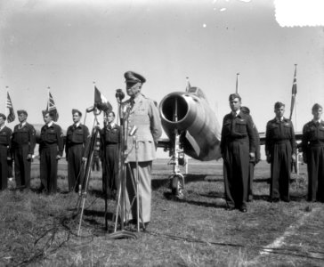 Generaal Eisenhower woonde de tweede dag van de Internationale Luchtvaartschow o, Bestanddeelnr 904-7070