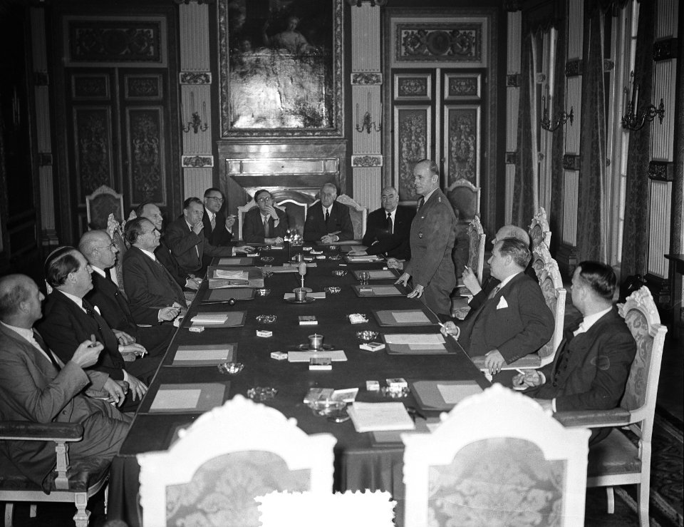 Generaal Gruenther in Ministerraad, Bestanddeelnr 906-0376