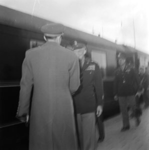 Generaal Eisenhower wordt op een station ontvangen door Prins Bernhard, Bestanddeelnr 900-8923