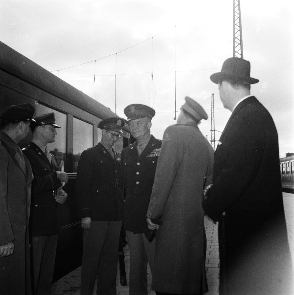 Generaal Eisenhower wordt op een station ontvangen door Prins Bernhard, Bestanddeelnr 900-8924