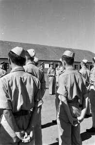 Generaal Kruls spreekt troepen toe op het terrein van een kazerne, Bestanddeelnr 4180