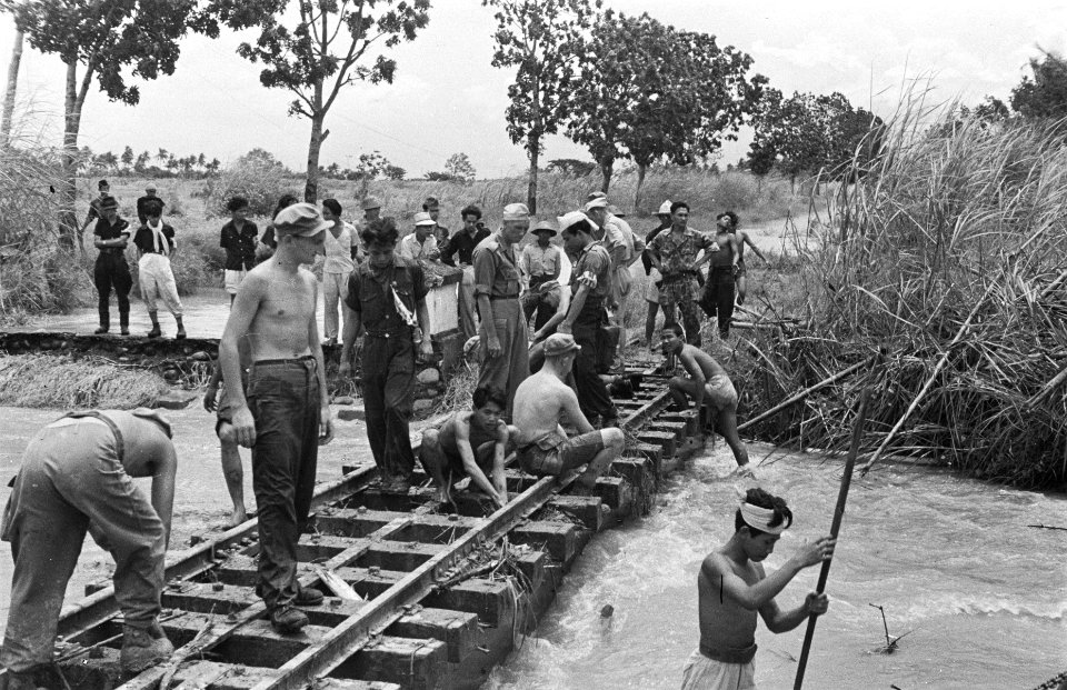 Geniewerkzaamheden reparatie van een spoorlijn die door een rivier loopt, Bestanddeelnr 180-4-4
