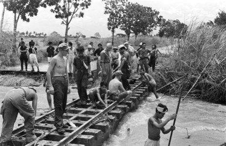 Geniewerkzaamheden reparatie van een spoorlijn die door een rivier loopt, Bestanddeelnr 180-4-4