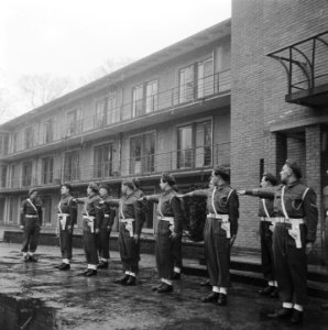 Generaal Kruls bezoekt officiers- en onderofficiersopleidingskamp in Bloemendaal, Bestanddeelnr 901-4949