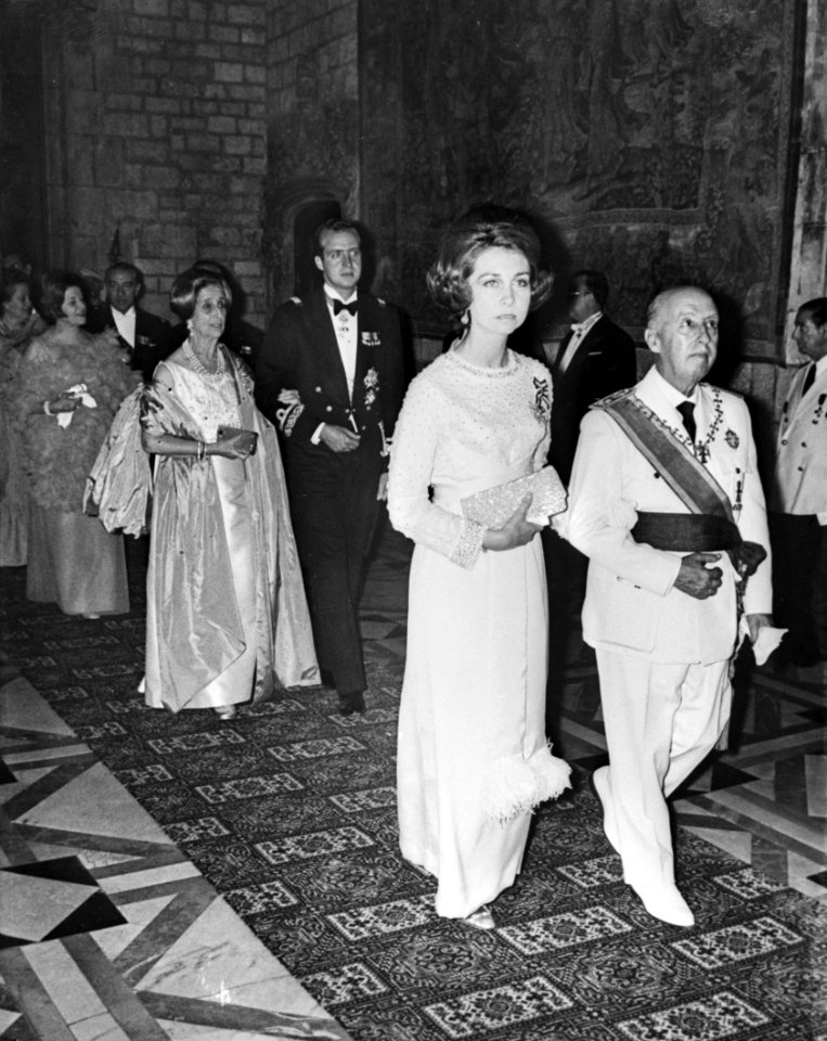 Generaal Franco en echtgenote en Prins Juan Carlos en echtgenote woonden diner b, Bestanddeelnr 923-6503