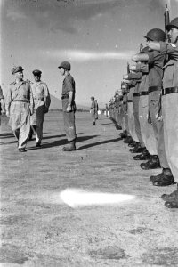 Generaal Kruls inspecteert een erewacht, Bestanddeelnr 4197