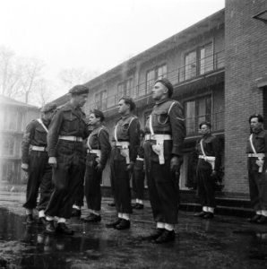 Generaal Kruls bezoekt officiers- en onderofficiersopleidingskamp in Bloemendaal, Bestanddeelnr 901-4947