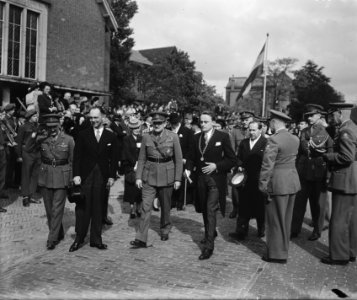 Generaal Foulkes te Wageningen. Begroeting Generaal Kruls . Foulkes, Kruls begev, Bestanddeelnr 902-7276