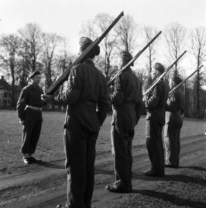 Generaal Kruls bezoekt officiers- en onderofficiersopleidingskamp in Bloemendaal, Bestanddeelnr 901-4959