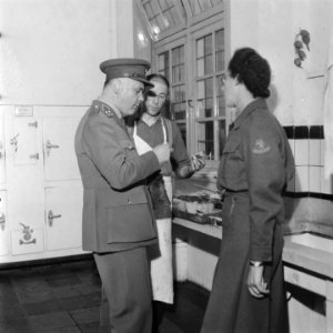 Generaal Kruls proeft het brood uit de bakkerijk, Bestanddeelnr 900-6728