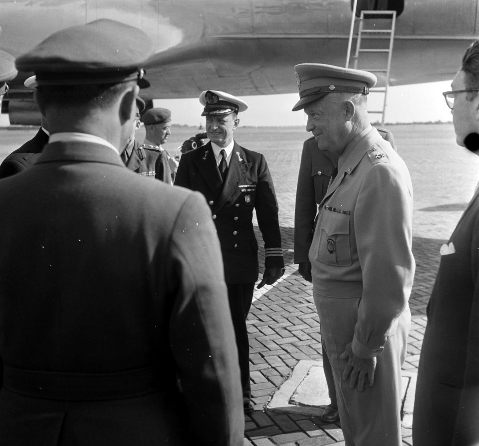 Generaal Eisenhower landde met zijn Constellation 'Colombine' op vliegbasis Gilz, Bestanddeelnr 905-1205
