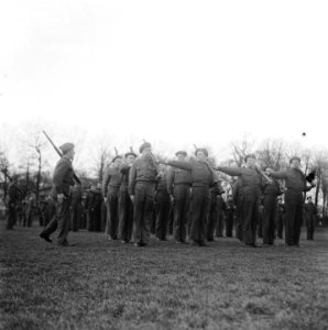 Generaal Kruls bezoekt officiers- en onderofficiersopleidingskamp in Bloemendaal, Bestanddeelnr 901-4957