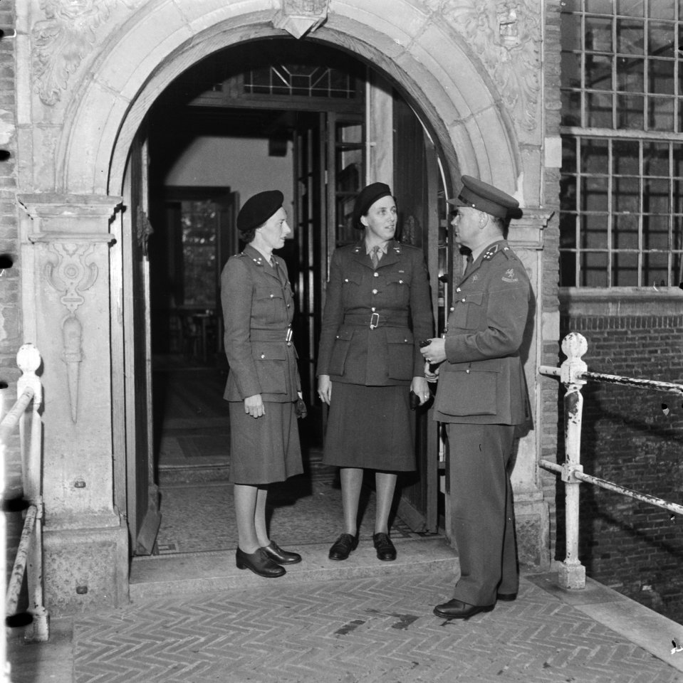Generaal Kruls op bezoek. In gesprek met commandant majoor C.E. Smit-Dyserinck e, Bestanddeelnr 900-6720
