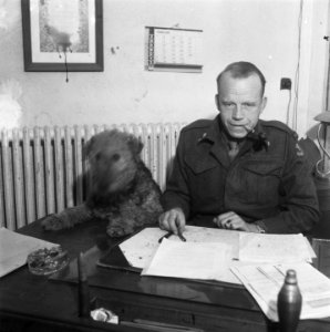 Generaal Kruls bezoekt officiers- en onderofficiersopleidingskamp in Bloemendaal, Bestanddeelnr 901-4956