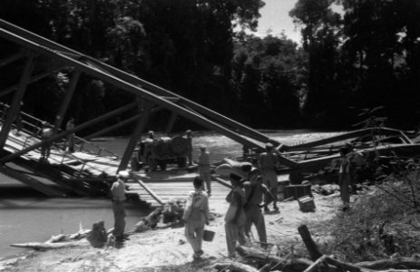 Genie bezig met provisorisch repareren van een verwoeste brug, Bestanddeelnr 3107