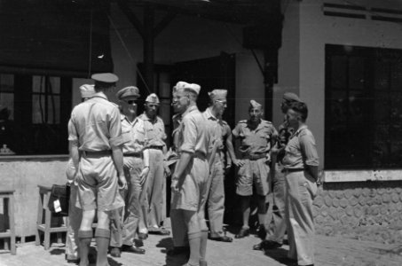 Generaal Kruls voor de veranda van een gebouw, omringd door een groep officiere, Bestanddeelnr 4216