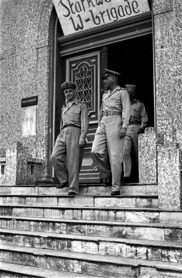 Generaal Kruls verlaat het Stafkwartier van de W-Brigade, Bestanddeelnr 4184
