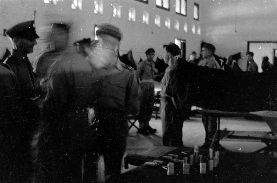 Generaal Kruls inspecteert een legeringsgebouw, Bestanddeelnr 5040