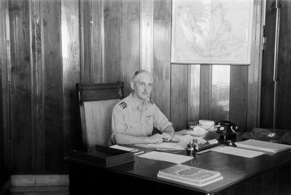Generaal-majoor E.T. Kengen achter zijn bureau, Bestanddeelnr 4-6-2