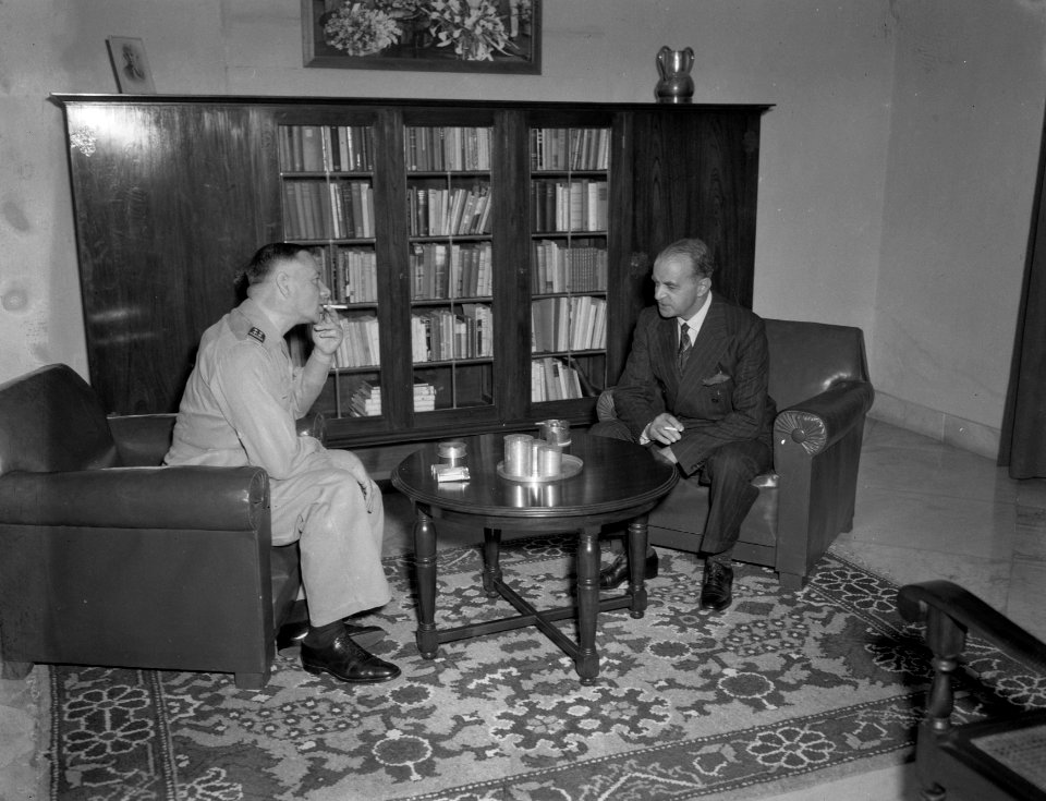 Generaal Spoor (links) in gesprek met een journalist van Daily Mail, Bestanddeelnr 14930