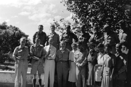 Generaal Kruls poseert met een gezelschap, Bestanddeelnr 5069