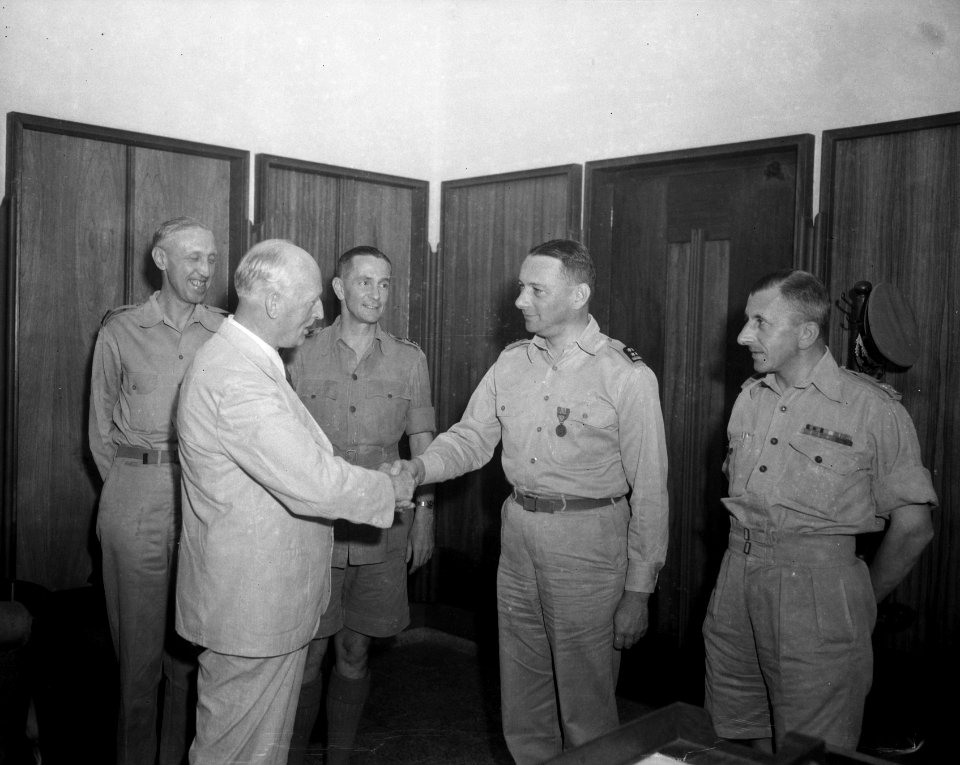 Generaal Spoor ontvangt een Amerikaanse onderscheiding. Walter A. Foote, de Ame…, Bestanddeelnr 10004