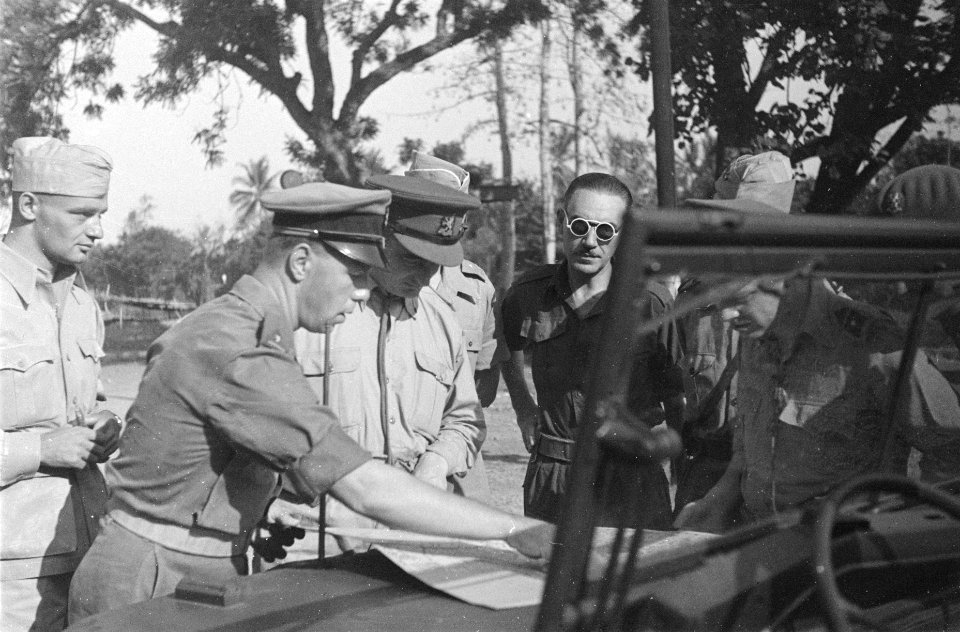 Generaal Doorman (midden) bekijkt een kaart die op de motorkap van een jeep is u, Bestanddeelnr 56-3-1