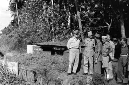 Generaal Kruls tijdens een bezoek aan een militaire post in gezelschap van kolo, Bestanddeelnr 5082