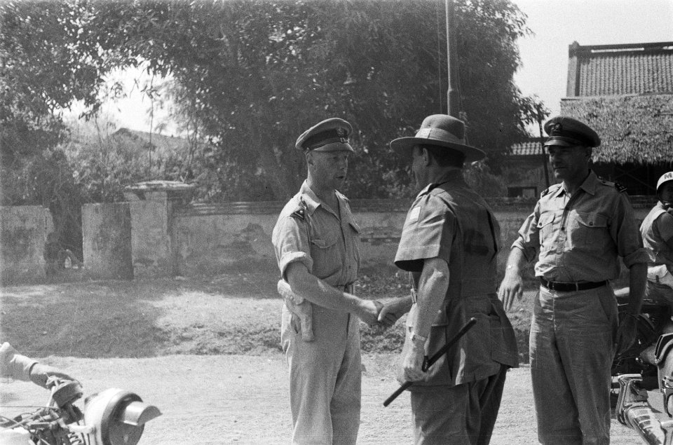 Generaal Montagu Stopford schudt de hand van een majoor. Rechts kolonel J.W. Slu, Bestanddeelnr 87-1-2