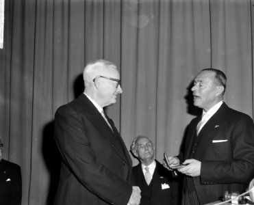 Generaal Snijders medaille uitgereikt, v.l.n.r. pr. dr. ir. Van der Maas , dr. i, Bestanddeelnr 914-6191