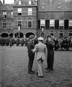 Generaal Kruls decoreert, Bestanddeelnr 901-8930