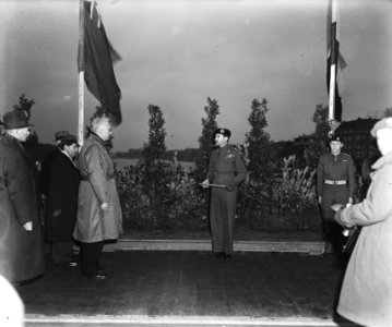 Generaal Simonds en burgemeester De Boer op de Berlagebrug, Bestanddeelnr 901-2950
