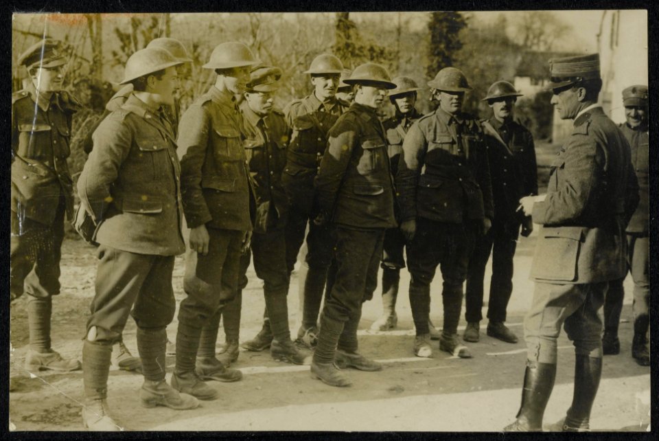 General Garibaldi chatting with some Tommies., Bestanddeelnr 158-1501