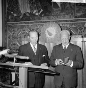 Generaal Snijderspenning voor professor doktor Jacob Jongbloed (r.) de heer I.…, Bestanddeelnr 918-5737
