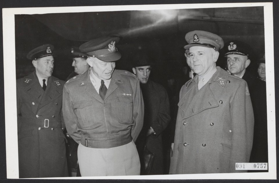 Generaal Eisenhower is hedenmiddag op Schiphol gearriveerd. Hij wordt ontvangen , Bestanddeelnr 091-0757