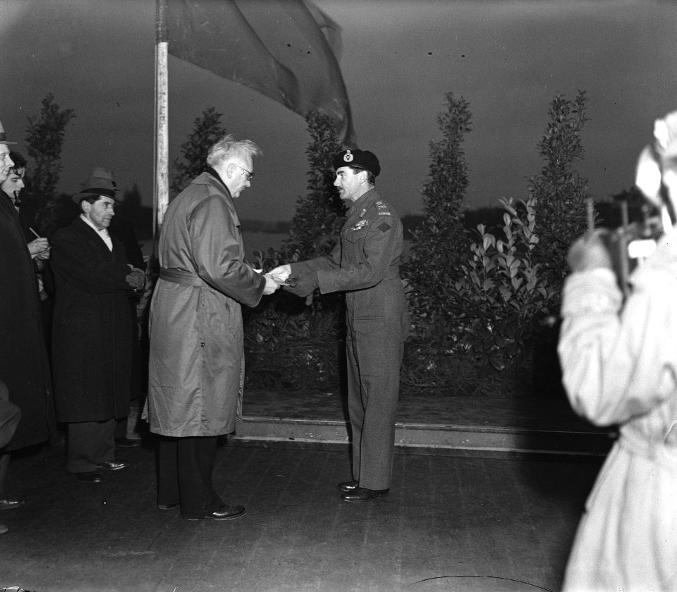 Generaal Simonds en burgemeester De Boer op de Berlagebrug, Bestanddeelnr 901-2949