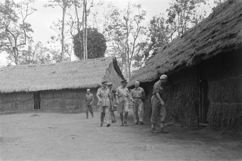 Generaal Doorman, en generaal Buurman van Vreeden, worden rondgeleid door een tr, Bestanddeelnr 65A-1-5