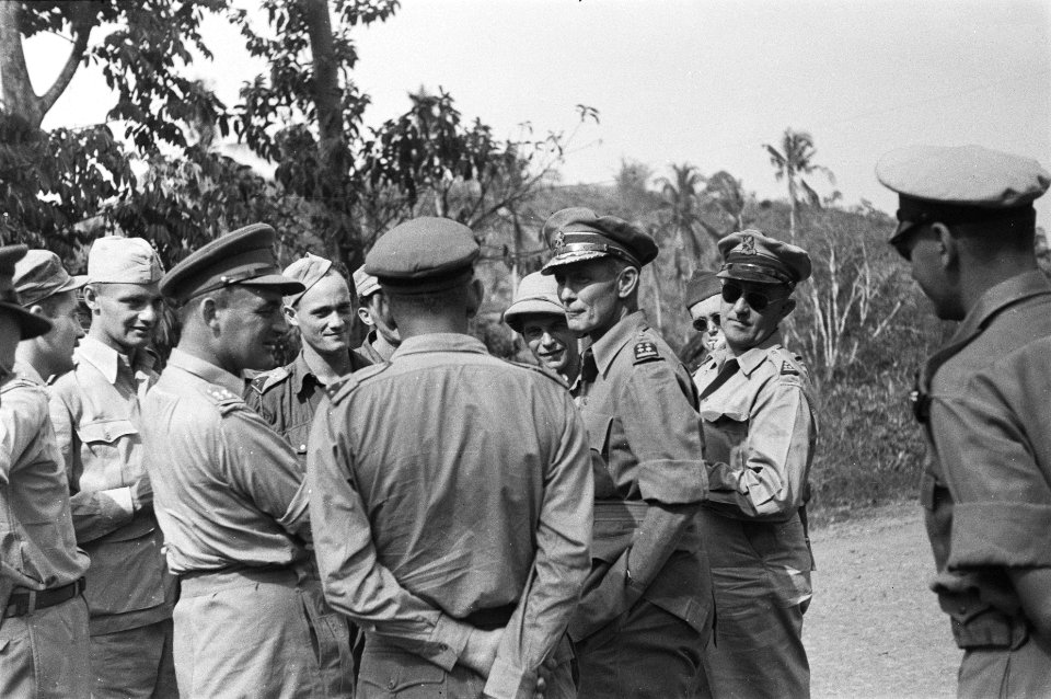 Generaal Doorman (links) en generaal Buurman van Vreeden (rechts) in gesprek me…, Bestanddeelnr 59-4-2